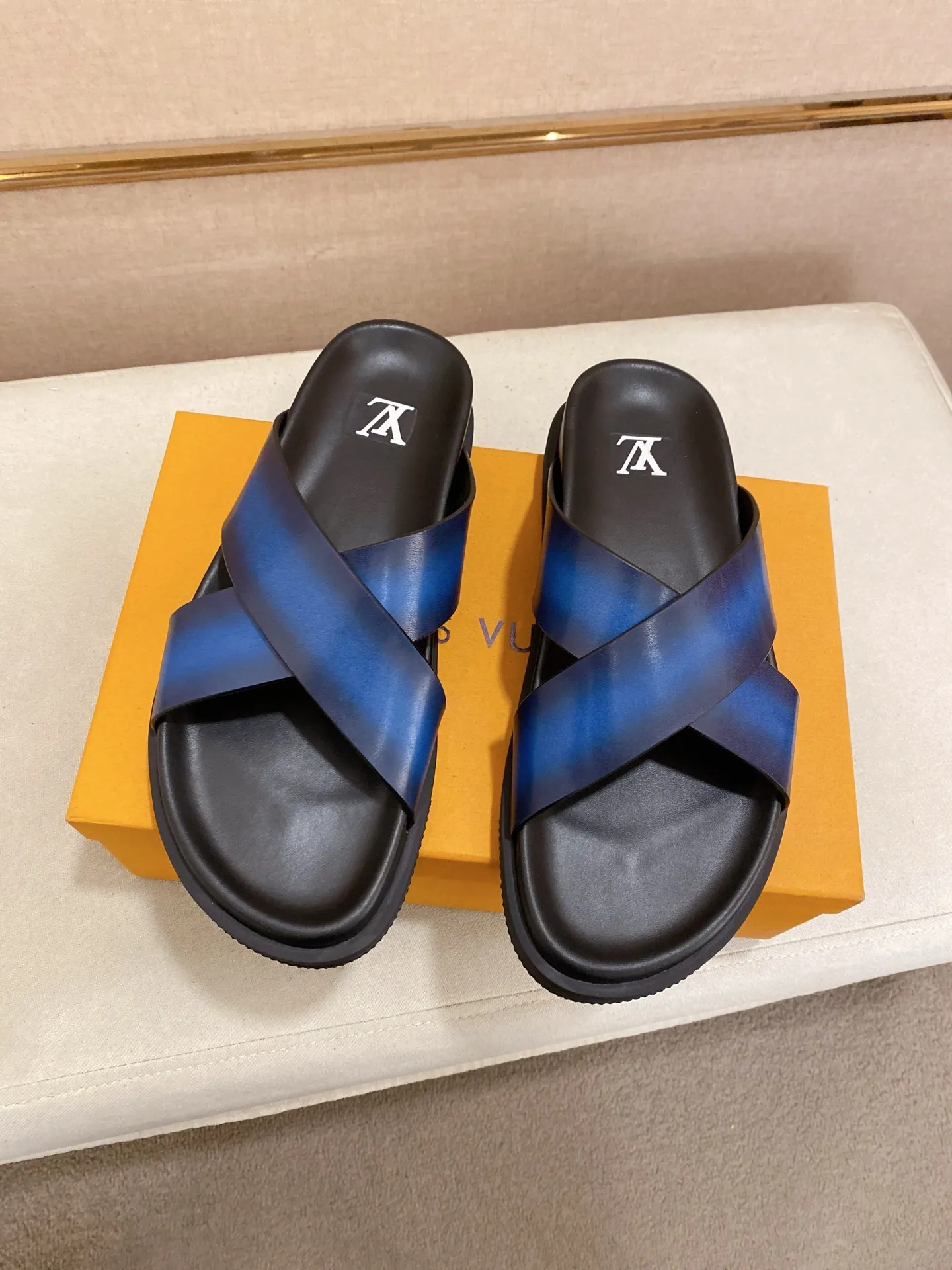 Factory price: 420💰Made by LV🔍Top purchasing agent. Men's spring and summer slippers are available at the same counter. The uppers are made of cowhide imported from Italy. High-quality craftsmanship, soles: original soles specially provided by the original factory, exclusive movable molded soles are super comfortable, original factory follow-up goods, 🔍🔍high quality, can be entered and exited the counter at will, welcome to compare, code number 38-44. Can be customized45
